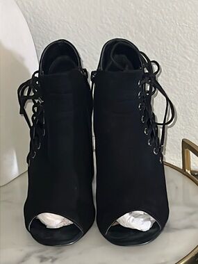 Steve Madden Ballard black suede ankle lace up sides bootie 8